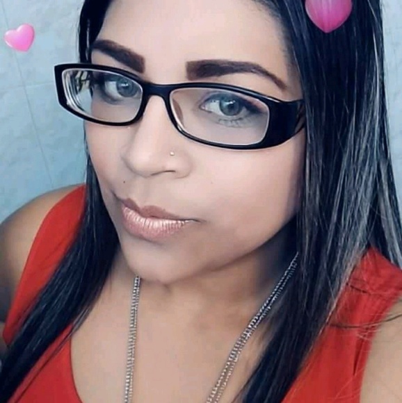 Meet your Posher, Cynthia - Picture 3 of 4